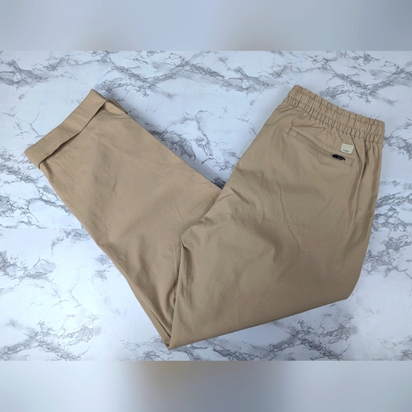 Vuori Pants - Vuori Size Large Capri Ripstop Tan Pants With Rolled Hem Drawstring Waist